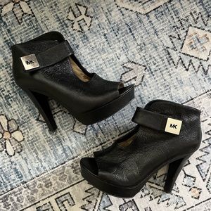Michael Kors High Heels black leather upper with a rubber sole. Size 7.5